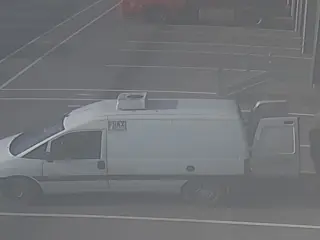 Agentes de la Guardia Civil y de la Polic&iacute;a Nacional han detenido a dos hombres por presuntamente robar en empresas log&iacute;sticas de la provincia de Alicante haci&eacute;ndose pasar por repartidores. Supuestamente robaron sandalias, preservativos y aires acondicionados. El tercer miembro de la banda ha sido identificado y se encuentra actualmente en busca y captura.