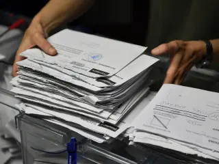 Trabajadoras de la junta electoral y representantes de partidos pol&iacute;ticos inician el recuento de votos emitidos por los residentes en el extranjero para las elecciones generales el pasado 23 de julio en la Audiencia Provincial de Palma de Mallorca.