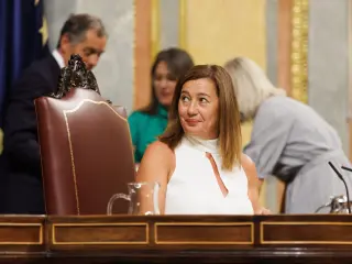 La presidenta del Congreso, Francina Armengol, durante la Sesi&oacute;n Constitutiva de la XV Legislatura en el Congreso de los Diputados, a 17 de agosto de 2023, en Madrid (Espa&ntilde;a). Los diputados de la formaci&oacute;n han llegado a la C&aacute;mara Baja tras celebrar una reuni&oacute;n interna en la que han decidido apoyar a la candidata socialista a la Presidencia del Congreso. El Congreso de los Diputados y el Senado surgidos de las elecciones generales del 23 de julio celebran hoy sus sesiones constitutivas, las primeras de la legislatura. Hoy toman posesi&oacute;n de sus cargos los 350 diputados elegidos en los comicios del 23 de julio, acatando la Constituci&oacute;n, y votando a los nueve miembros de la Mesa de la C&aacute;mara. Al no estar a&uacute;n constituidos los &oacute;rganos de la C&aacute;mara se ha configurado una Mesa de Edad para dirigir esta sesi&oacute;n...17 AGOSTO 2023;C&Aacute;MARA;CONGRESO;CONSTITUCI&Oacute;N;DIPUTADOS;ELECCIONES;VOTACI&Oacute;N..Alberto Ortega / Europa Press..17/08/2023[[[EP]]]
