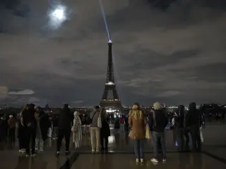 La Torre Eiffel, posiblemente el monumento m&aacute;s famoso del mundo, apagada en la Hora del Planeta.