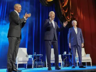 El presidente Joe Biden y los ex presidentes Barack Obama y Bill Clinton participan en un acto de recaudaci&oacute;n de fondos en el Radio City Music Hall, el jueves 28 de marzo de 2024, en Nueva York.