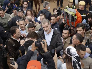 El rey Felipe habla con vecinos de Paiporta durante su visita este domingo.