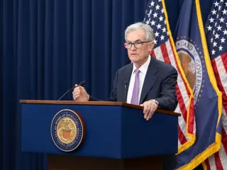 La calma de Powell para bajar los tipos de inter&eacute;s enfr&iacute;a el rally del oro