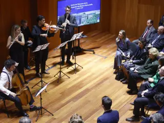MADRID, 11/03/2025.- La reina Sof&iacute;a (3d) escucha una actuaci&oacute;n con motivo de su asistencia a la reuni&oacute;n del Patronato de la Escuela Superior de M&uacute;sica Reina Sof&iacute;a, este martes en Madrid. EFE/ Juan Carlos Hidalgo