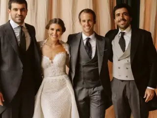 Carmen Ballesteros, en su boda, con su marido y sus hermanos, Javier y Miguel.