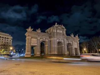 Fotograf&iacute;a de la Puerta de Alcal&aacute; apagada este s&aacute;bado, con motivo de la Hora del Planeta en Madrid.