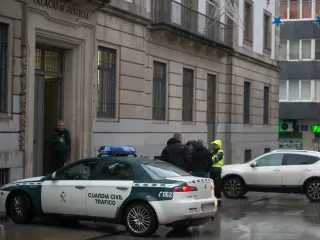 Agentes de la Guardia Civil en la entrada de la Audiencia Provincial de Pontevedra.