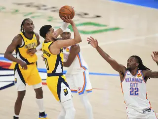 Indiana Pacers guard Tyrese Haliburton (0) shoots a 3-pointer against Oklahoma City Thunder guard Cason Wallace (22) during the second half of Game 1 of the NBA Finals basketball series Thursday, June 5, 2025, in Oklahoma City. (AP Photo/Julio Cortez) Associated Press / LaPresse Only italy and spain