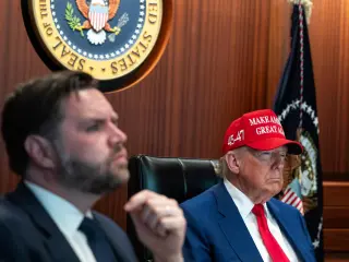 El presidente estadounidense, Donald Trump, y el vicepresidente, JD Vance, observan desde una sala de la Casa Blanca la operaci&oacute;n militar sobre Ir&aacute;n.