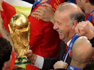 Vicente del Bosque con la copa del Mundo de 2010.