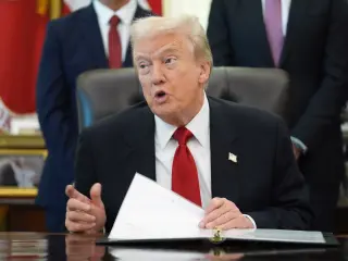 El presidente de EE UU, Donald Trump, interviene durante un encuentro celebrado en el Despacho Oval de la Casa Blanca.