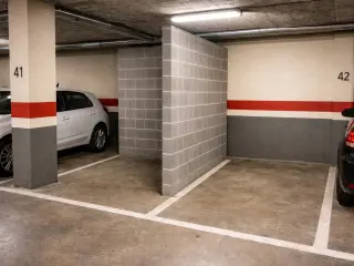 Una plaza de garaje modificada con un muro que la separa de la contigua.