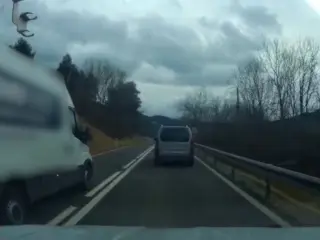 Adelantamiento temerario en una carretera de Lleida.