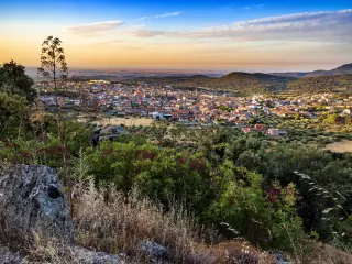 Pueblo de Cenicientos y la Sierra de Higuera (Madrid, España)
