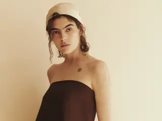 Modelo luciendo un top marrón de Sfera