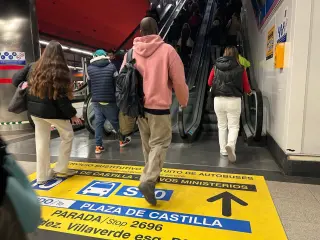30/03/2026 Primer día laborable con L10 cortada entre Nuevos Ministerios y Cuzco: desconcierto y temor a la vuelta de Semana Santa.

Los madrileños han afrontado este lunes el primer día laborable con el cierre en vigor de la Línea 10 de Metro entre Nuevos Ministerios y Cuzco con una mezcla de desconcierto por la sorpresa al desconocer esta circunstancia y el temor a cómo pueda afectar en la prueba de fuego que será la vuelta de Semana Santa.

POLITICA 
