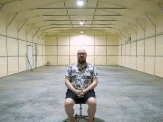 El hombre creó el refugio perfecto para su colección.