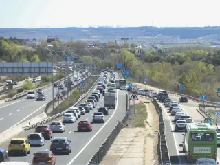 MADRID, 01/04/2026.- Estado del tráfico en la A3, autovía de Valencia, en sentido salida de Madrid este miércoles. Las salidas de Madrid y otras carreteras de la red nacional registran ya complicaciones en la circulación en el inicio de la segunda fase de la operación salida de Semana Santa, en la que se prevén casi 10 millones de viajes. EFE/ Victor Lerena