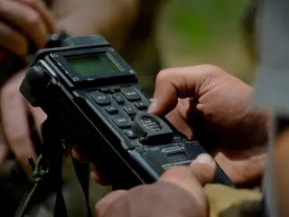 Un aviador de la Base de la Fuerza Aérea Fairchild (EEUU) con un CSEL