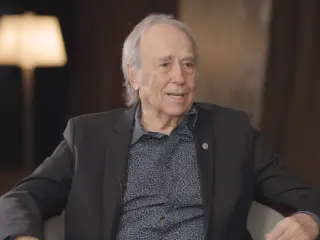 Joan Manuel Serrat en una entrevista con Felipe Pigna.