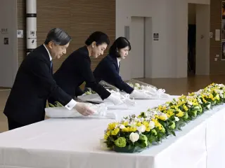 FUKUSHIMA (Japan), 06/04/2026.- (L-R) Emperor Naruhito, Empress Masako, and their daughter, Princess Aiko, offer flowers at the Great East Japan Earthquake and Nuclear Disaster Memorial Museum in Futaba, Fukushima Prefecture, northeastern Japan, 06 April 2026. Emperor Naruhito, Empress Masako, and Princess Aiko are on a two-day visit to inspect reconstruction efforts following the March 2011 Great East Japan Earthquake. (Terremoto/sismo, Japón) EFE/EPA/JAPAN POOL VIA JIJI PRESS JAPAN OUT EDITORIAL USE ONLY/