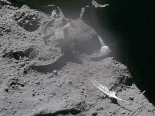 La curiosa imagen de una pluma sobre la Luna durante la misión de Apolo 15.