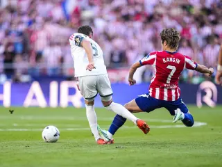 La acción entre Fede Valverde y Kang-in Lee, en el derbi entre Atlético y Real Madrid.