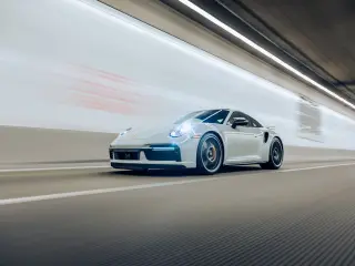 Un Porsche 911 Turbo S atravesando un túnel de carretera a alta velocidad.