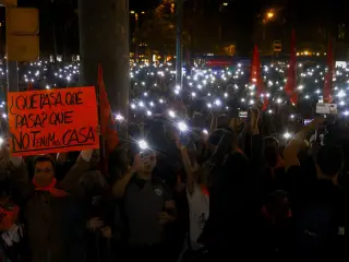 BARCELONA, 09/10/2026.- Los sindicatos y organizaciones de defensa de la vivienda, como el Sindicat de Llogateres y la PAH, participan este viernes en una nueva manifestación en el centro de Barcelona bajo el lema "Para Olga y Maricarmen: ¡El negocio de la vivienda mata!". EFE/Quique García