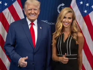 Donald Trump y su nueva secretaria de prensa, Katie Zacharia.