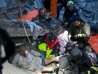 Imagen del rescate de dos heridos tras un bombardeo ruso en Zaporiyia, este viernes.