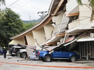 Socorristas caminan frente a una edificación afectada por el terremoto de magnitud 7,7 que sacudió el sureste de Panamá.
