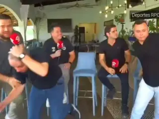 Momento en el que un grupo de periodistas panameños huye en pleno terremoto.