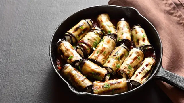 Rollitos de berenjena en una sarten.