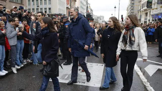 El rey Felipe, la reina Letizia, la princesa Leonor y la infanta Sofía, durante la procesión de Nuestra Señora de la Soledad y Desamparo y del Paso del Santísimo Cristo Yacente.