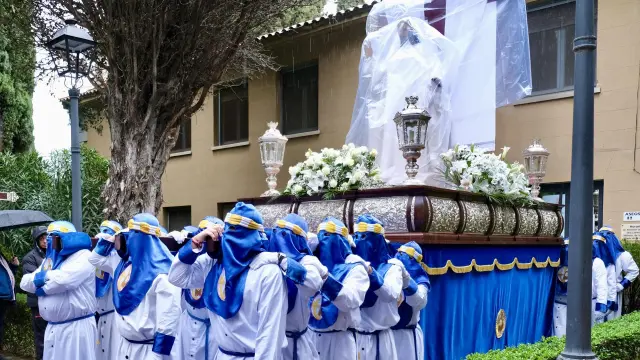 La lluvia ha obligado a suspender la procesión del Santo Cristo Resucitado, cuya salida estaba prevista a mediodía de este domingo, del cementerio de Logroño y es la única de España que sale de un camposanto.
