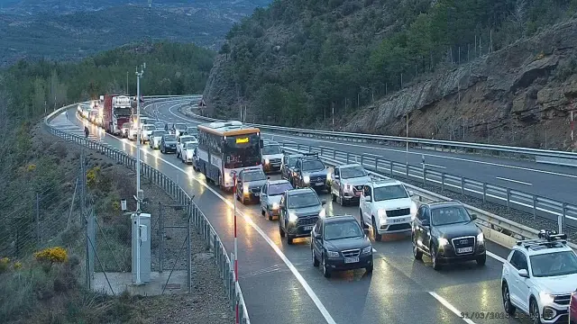 Retención a causa de una colisión múltiple en la A-23 en Huesca.