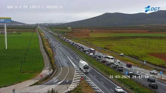 Retención vista este domingo en la A-4 en Ciudad Real, en dirección hacia la Comunidad de Madrid.