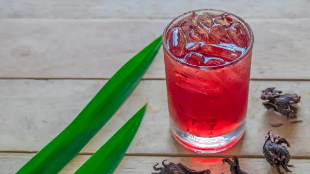 El agua de jamaica es una infusión que ayuda a reducir la sensación de hinchazón.