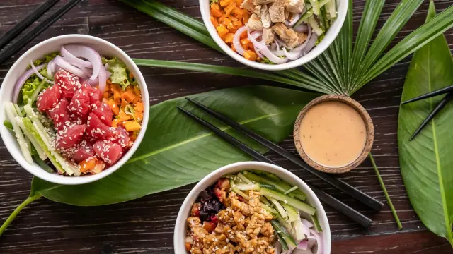 Tres boles de poke, uno de atún, otro de salmón y otro de tofú.