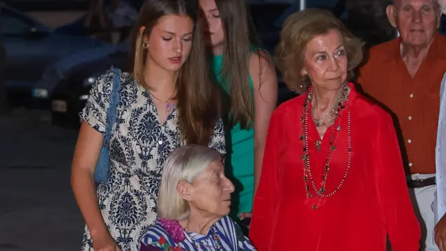 La Princesa Leonor de Borbón, Tatiana Radziwill, la Reina Sofía y Jean Henry Fruchaud llegan al restaurante "Mía" para disfrutar de una cena