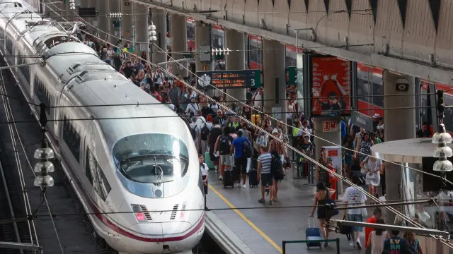Viajeros en los andenes de la estación de Santa Justa en Sevilla.