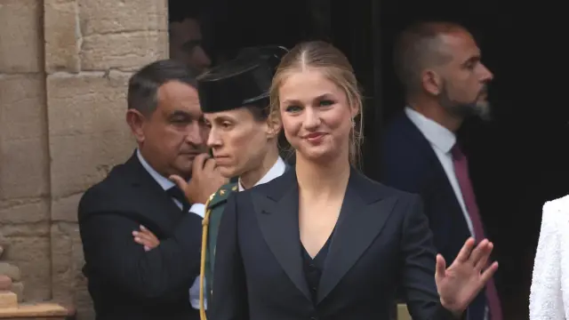 La Princesa Leonor y la Reina Sofía a la salida del Hotel Reconquista para dirigirse al Teatro Campoamor para los Premios Princesa de Asturias 2024. José Ruiz / Europa Press FAMOSOS;HOTEL RECONQUISTA;PREMIOS PRINCESA DE ASTURIAS 25/10/2024