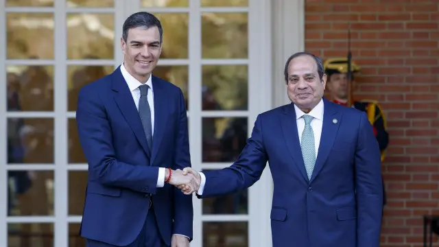 MADRID, 19/02/2025.-El presidente del Gobierno, Pedro Sánchez, se reúne con el presidente de Egipto, Abdelfatah al Sisi, con motivo de su visita oficial a España, este miércoles en el Palacio de La Moncloa en Madrid.-EFE/ Javier Lizón