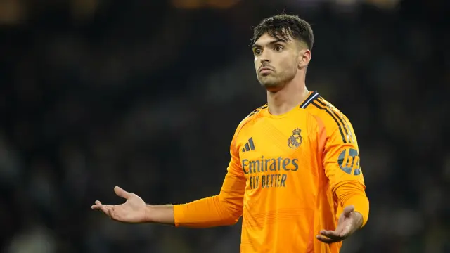 Raúl Asencio durante un partido con el Real Madrid.