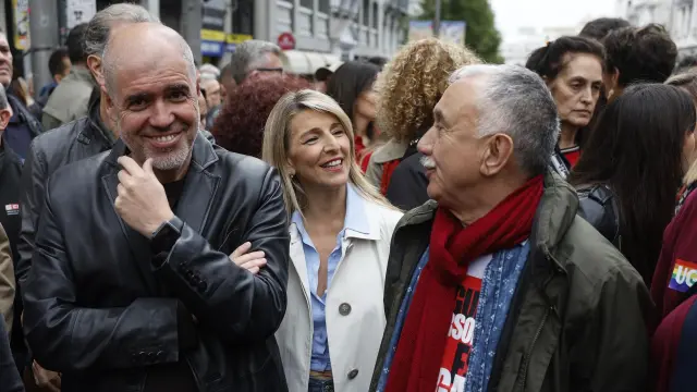La vicepresidenta segunda del Gobierno y ministra de Trabajo, Yolanda Díaz, acompañada de los secretarios generales de CCOO y UGT, Unai Sordo (i) y Pepe Álvarez (d), participan en la manifestación del Primero de Mayo en Madrid, que este año lleva por lema "Proteger lo conquistado, ganar futuro".