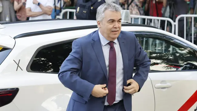 MADRID, 30/06/2025.-El ex secretario de organización del PSOE Santos Cerdán a su llegada antes de comparecer este lunes por primera vez como investigado ante el juez del Tribunal Supremo Leopoldo Puente, tras el informe de la UCO que lo vincula con el presunto cobro de mordidas por la adjudicación irregular de obras. EFE/ Sergio Pérez