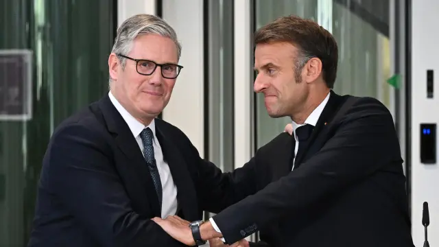 El primer ministro británico, Keir Starmer, y el presidente de Francia, Emmanuel Macron, tras anunciar acuerdos bilaterales.