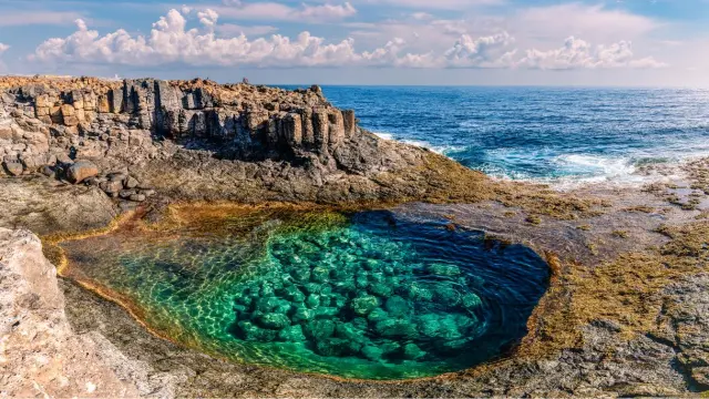 Piscina natural de Caleta de Fuste, en Fuerteventura (Islas Canarias, España)