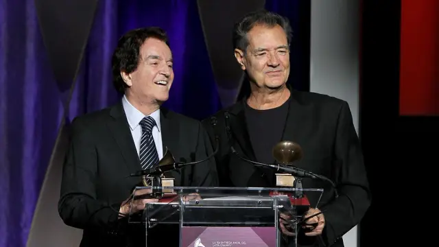 Los cantantes Manuel de la Calva (i) y Ramón Arcusa (d), del Dúo Dinámico, hablan en el escenario tras recibir los Premios Especiales durante la celebración de la gala de los Grammy Latino, en Las Vegas, el 19 de noviembre de 2014.